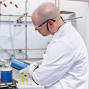 Ein Wissenschaftler bedient eine Aparatur in einem chemischen Labor.